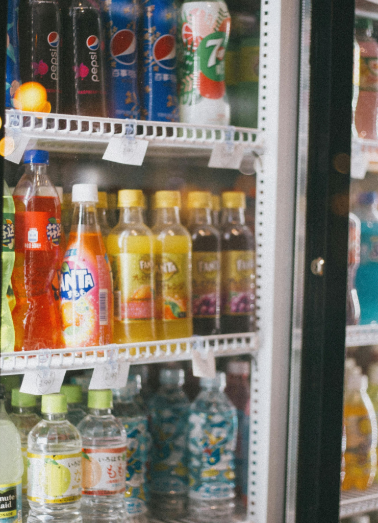 Offener Getränkekühlschrank mit Fanta, Wasser und verschiedenen Erfrischungsgetränken im Mato Kiosk Wetzlar
