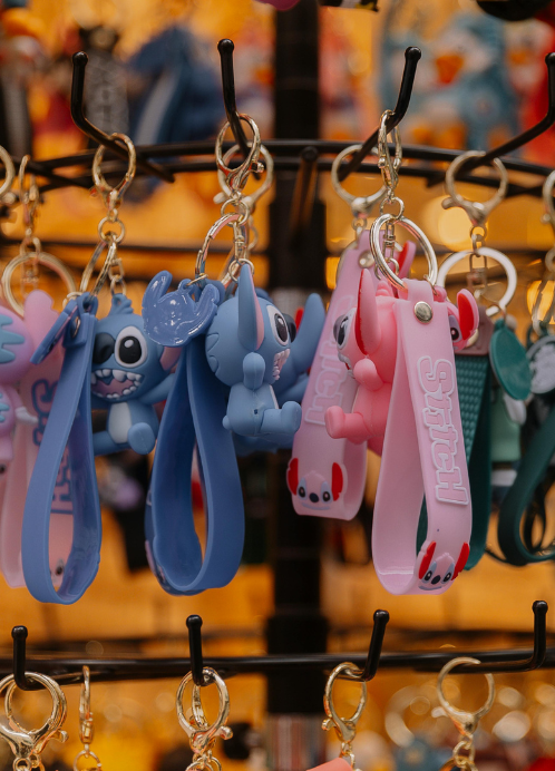 Bunte Schlüsselanhänger mit Lilo & Stitch-Figuren am Verkaufsständer im Mato Kiosk Wetzlar